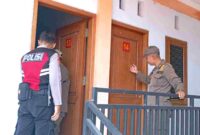 Petugas gabungan dari TNI-Polri dan Satpol PP Tuban saat membuka pintu kamar hotel di wilayah Kelurahan Gedongombo, Kecamatan Semanding yang disinyalir terdapat pasangan tidak resmi dalam satu ruangan, (Foto: Ist). 