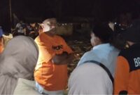 Bupati Situbondo, Yusuf Rio Wahyu Prayogo (kaos oranye), saat meninjau lokasi kebakaran dua rumah warga di Dusun Randu, Desa Sumberkolak, Panarukan, Minggu malam (28/09/2025), (Fia Rahma/Liputansatu.id).