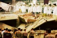 Bangunan musholla Ponpes Al Khoziny Ambruk yang mengakibatkan puluhan santri terjebak di reruntuhan, (Roni Hidayat/Liputansatu.id).