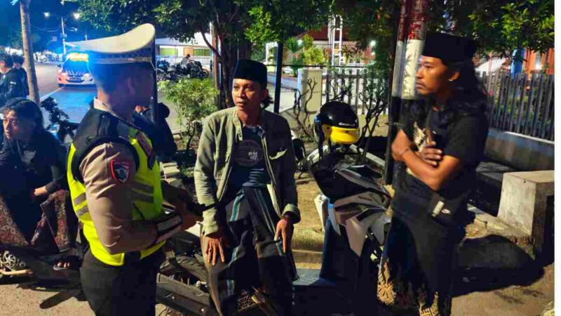 Kasat Lantas Polres Situbondo bersama anggota berdialog langsung dengan warga saat patroli malam KRYD untuk mencegah tindak kejahatan jalanan, (Fia Rahma/Liputansatu.id).