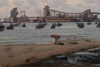 Suasana disekitar dermaga PT SIG di Tuban, (Assayid Annazili/Liputansatu.id).