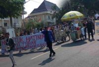 Aksi Demonstrasi PKL dan PMII di Depan Pemkab Tuban, (Assayid Annazili/Liputansatu.id).