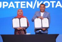 Bupati Situbondo Yusuf Rio Wahyu bersama Gubernur Jatim Khofifah Indar Parawansa menandatangani nota kesepakatan bersama terkait penerapan restorative justice, (Fia Rahma/Liputansatu.id).