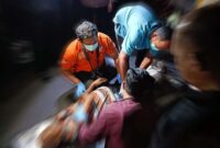 Petugas gabungan dari Polsek Tuban dan tenaga medis tiba di lokasi untuk melakukan pemeriksaan awal, (Aji Swasto/Liputansatu.id).