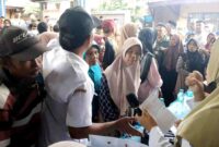 Warga korban gempa Situbondo mengantri untuk mencairkan dana bantuan dari pemerintah kabupaten, (Fia Rahma/Liputansatu.id).