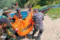 Tim SAR gabungan mengevakuasi jenazah korban terseret ombak di Pantai Modangan Malang, (hms/Basarnas).