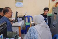 Tersangka kasus dugaan pengedar sabu dari kamar kos Desa Palangan menjalani pemeriksaan di unit Reskrim Polres Situbondo, (Fia Rahma/Liputansatu.id).