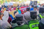 Kembali Gelar Aksi, PKL Tuban Ancam Bertahan di Depan Kantor Pemkab Ratusan PKL kebali gelar aksi didepan kantor Pemkab Tuban