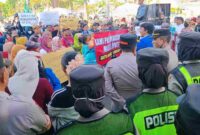 Ratusan PKL kebali gelar aksi didepan kantor Pemkab Tuban, (Assayid Annazili/Liputansatu.id).