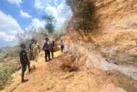 Petugas dari Polsek Soko mendatangi TKP longsor di bekas tambang pasir kuarsa, (Assayid Annazili/Liputansatu.id).