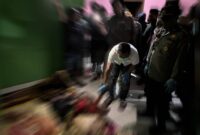 Petugas dari Polsek Jenu memeriksa jenazah korban diduga bunuh diri, (Assayid Annazili/Liputansatu.id).