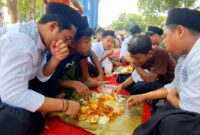 Tradisi Nasi Tabheg dalam perayaan Hari Santri Nasional di Situbondo, (Fia Rahma/Liputansatu.id).