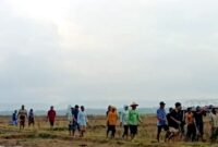 Warga mengevakuasi korban dari ladang untuk dibawah ke rumah duka, (Assayid Annazili/Liputansatu.id).