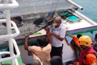 Tim SAR Sumenep mengevakuasi Abdul Rifa’i (35), nelayan yang dilaporkan hilang di laut, (hms/SAR Sumenep).