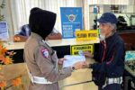 Satlantas Polres Situbondo Sosialisasikan Standar Pelayanan BPKB Lewat Program “Polisi Menyapa” Polres Situbondo luncurkan program "Polisi Menyapa "