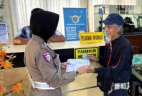 Sosialisasi standar pelayanan Buku Pemilik Kendaraan Bermotor (BPKB) di Kantor Bersama (KB) Samsat Situbondo, (Fia Rahma/Liputansatu.id).