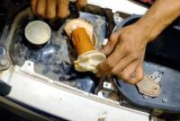 Seorang mekanik tengah memeriksa saringan bahan bakar motor milik warga yang mengalami brebet usai mengisi Pertalite di salah satu SPBU di Tuban, (Assayid Annazili/Liputansatu.id).