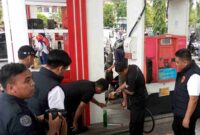Petugas gabungan dari Polres Tuban dan Disperindag melakukan pengecekan di sejumlah SPBU terkait isu penurunan kualitas BBM, (Assayid Annazili/Liputansatu.id).