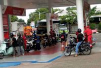 Warga tampak mengantre di dispenser Pertamax di SPBU Sleko Tuban, Selasa (28/10/2025). Sementara dispenser Pertalite terlihat sepi pasca munculnya laporan warga soal bahan bakar bermasalah, (Assayid Annazili/Liputansatu.id).