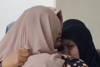 Suasana haru menyelimuti keluarga dan santri Pondok Pesantren Salafiyah Syafi’iyah Syekh Abdur Qodir Jailani Ra, Desa Blimbing, Kecamatan Besuki, Situbondo, setelah atap asrama putri ambruk pada Rabu (29/10/2025) dini hari, (Fia Rahma/Liputansatu.id).