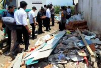 Petugas kepolisian bersama tim identifikasi melakukan olah TKP di lokasi ambruknya atap bangunan asrama putri Pondok Pesantren di Desa Blimbing, Kecamatan Besuki, Kabupaten Situbondo, (Fia Rahma/Liputansatu.id).