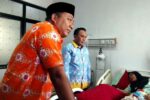 Mas Rio Kunjungi Santriwati Korban Ambruknya Atap Asrama di RS Besuki Mas Rio jenguk korban atap ambruk Ponpes Situbondo