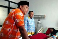Bupati Situbondo, Yusuf Rio Wahyu Prayogo mengunjungi korban atap ambruk Ponpes, menjamin biaya pengobatan ditanggung Pemkab, (Fia Rahma/Liputansatu.id).