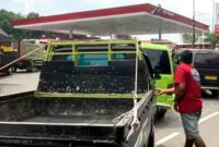 Antrean kendaraan di SPBU Sleko Tuban, Kamis (30/10/2025). Sejumlah sopir truk dan angkutan umum mengeluhkan sulitnya mendapatkan solar meski Pertamina mengklaim stok aman, (Assayid Annazili/Liputansatu.id).