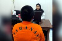 Tersangka kasus kekerasan seksual terhadap anak menjalani pemeriksaan di unit Reskrim Polres, (Fia Rahma/Liputansatu.id).