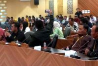 Warga ring 1 Desa Tasikharjo dan Remen saat mengikuti hearing bersama Komisi II DPRD Tuban, membahas kompensasi pascainsiden kebakaran kilang TPPI, Kamis (30/10/2025), (Assayid Annazili/Liputansatu.id).