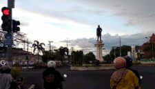 Suasana langit sore di kawasan budaran patung, Kota Tuban, tampak berawan menandai awal musim penghujan. BMKG Tuban memprediksi hujan akan terjadi hampir setiap hari selama sepekan ke depan, (Assayid Annazili/Liputansatu.id).