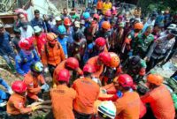 Tim SAR gabungan mengevakuasi korban tanah longsor di Dusun Banaran, Kecamatan Bendungan, Kabupaten Trenggalek, (hms/Basarnas).