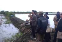 Ketua dan Anggota Komisi II DPRD Tuban saat melakukan sidak di proyek Jabung Ring Dyke, Kecamatan Widang, (Assayid Annazilli/Liputansatu.id).