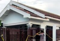 Petugas memasang garis polisi di rumah milik Rahmad Nur Hidayat di Desa Kesambirampak, Kecamatan Kapongan, Situbondo, (Fia Rahma/Liputansatu.id).