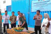 Danramil Tambakboyo, saat potong tumpeng sebagai tanda dibukanya SPPG Sobontoro, (Assayid/Liputansatu.id). 