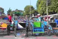 Para abang becak di terminal wisata Kebonsari saat akan mengangkut penumpang ke Makam Sunan Bonang, (Assayid/Liputansatu.id).