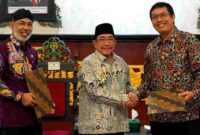 Wakil Bupati Sumenep KH. Imam Hasyim (tengah) berjabat tangan dengan Direktur Operasi PT Solusi Bangun Indonesia Tbk, Edi Sarwono (kanan), disaksikan Plh. Kepala Dinas Lingkungan Hidup Kabupaten Sumenep, Anwar Syahroni (kiri), usai penandatanganan kerja sama pemanfaatan sampah menjadi Refuse-Derived Fuel (RDF) di Graha Mandaraka, Sumenep, Kamis (6/11/2025), (Assayid Annazili/Liputansatu.id).