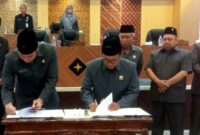 Bupati Tuban dan Ketua DPRD Tuban menandatangani pengesahan Raperda APBD 2026 dalam sidang paripurna di ruang rapat DPRD Tuban, Senin (10/11/2025), (Assayid Annazili/Liputansatu.id).