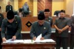 Dana Transfer Turun Rp536 Miliar, Pemkab Tuban Lakukan Efisiensi APBD 2026 Penandatanganan pengesahan Raperda APBD 2026 antara Pemkab Tuban dan DPRD Tuban dalam sidang paripurna