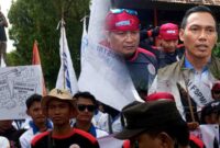 Puluhan buruh yang tergabung dalam Federasi Serikat Pekerja Metal Indonesia (FSPMI) Kabupaten Tuban menggelar aksi di depan Balai Latihan Kerja Industri (BLKI) Tuban, (Assayid Annazili/Liputansatu.id).