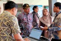 Komisi Pemilihan Umum (KPU) Provinsi Jawa Timur melakukan monitoring pelaksanaan Pencocokan dan Penelitian Terbatas (Coktas) sebagai bagian dari Pemutakhiran Data Pemilih Berkelanjutan (PDPB) di Kabupaten Tuban, Kamis (13/11/2025), (Assayid Annazili/Liputansatu.id).