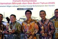 Perwakilan PRPP berpose dengan trofi setelah menerima Penghargaan Patra Nirbhaya Karya Pratama pada Forum Komunikasi Keselamatan Migas 2025 di Jakarta, 13 November 2025, (Assayid Annazili/Liputansatu.id).