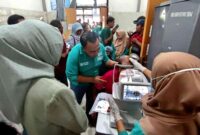Petugas medis menangani pasien Katarak di RSUD Besuki, (Fia Rahma/Liputansatu.id).
