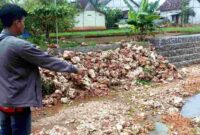 Tumpukan material sisa proyek di aliran sungai Desa Sugiharjo, Tuban, (Aji Swasto/Liputansatu.id).