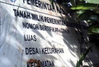 Papan informasi yang menunjukkan status lahan eks-bengkok sebagai aset Pemerintah Kabupaten Tuban di Kelurahan Mondokan, lokasi yang direncanakan untuk pembangunan Sekolah Rakyat, (Assayid Annazili/Liputansatu.id)