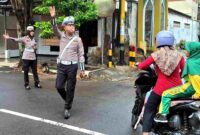 Satlantas Polres Tuban melakukan penindakan pelanggaran lalu lintas dalam Operasi Zebra Semeru 2025, (Assayid Annazili/Liputansatu.id).
