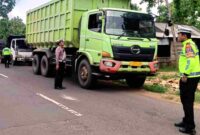 Petugas gabungan dari Satlantas Polres Tuban bersama DLHP melakukan razia kendaraan berat di ruas Jalan Merakurak-Montong, (Aji Swasto/Liputansatu.id).