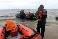 Petugas gabungan SAR unit Bojonegoro melakukan penyisiran di Pantai Utara Tuban, (Aji Swasto/Liputansatu.id).