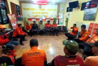 Personel SAR, relawan, dan petugas gabungan menggelar briefing di Pos Pelayanan Administrasi Terpadu Kecamatan Candipuro, Lumajang, sebelum melanjutkan operasi penanganan dampak erupsi Gunung Semeru, (hms/Basarnas).