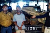 Petugas Polhutmob KPH Tuban menangkap satu pelaku dan mengamankan mobil L300 berisi kayu jati ilegal hasil pembalakan liar, (Assayid Annazili/Liputansatu.id).